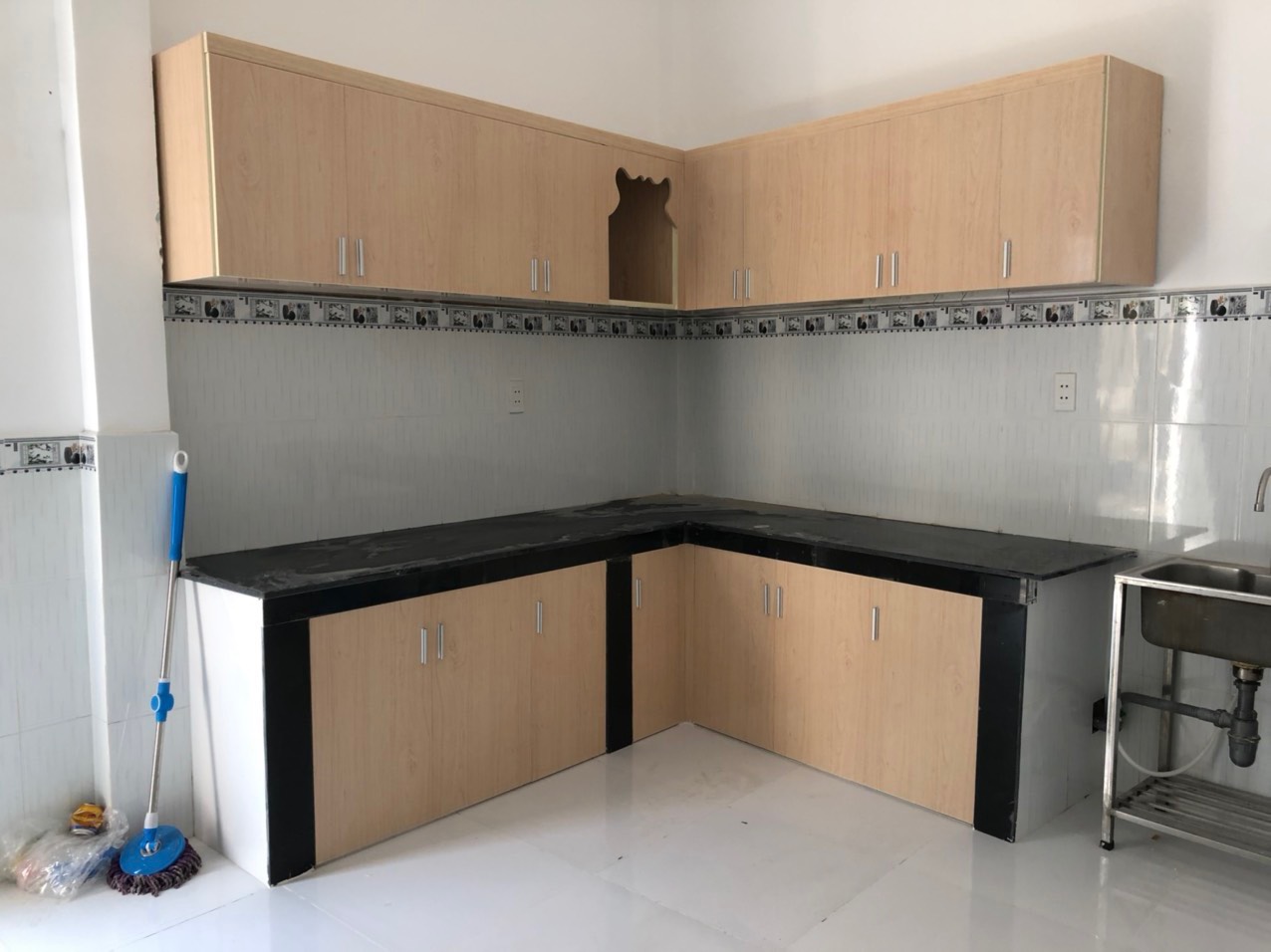 Tủ bếp trên/ dưới nhựa Juno Sofa thi công lắp ráp tận nhà