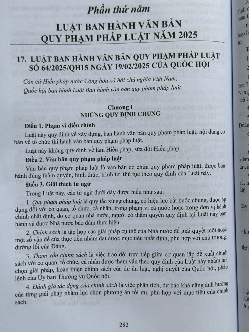 Sách Hiến Pháp Việt Nam Qua Các Thời Kỳ – Các Bản Hiến Pháp năm 1946, 1959, 1980, 1992, năm 2013 sửa đổi, bổ sung năm 2025 (V1600D)