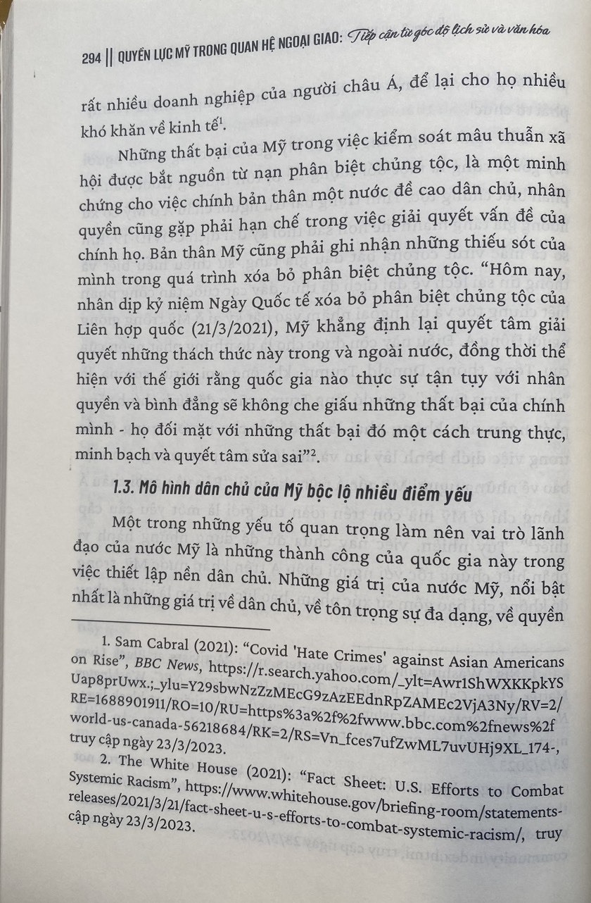 Quyền lực Mỹ trong quan hệ ngoại giao tiếp cận từ góc độ lịch sự và văn hóa (Sách chuyên khảo)