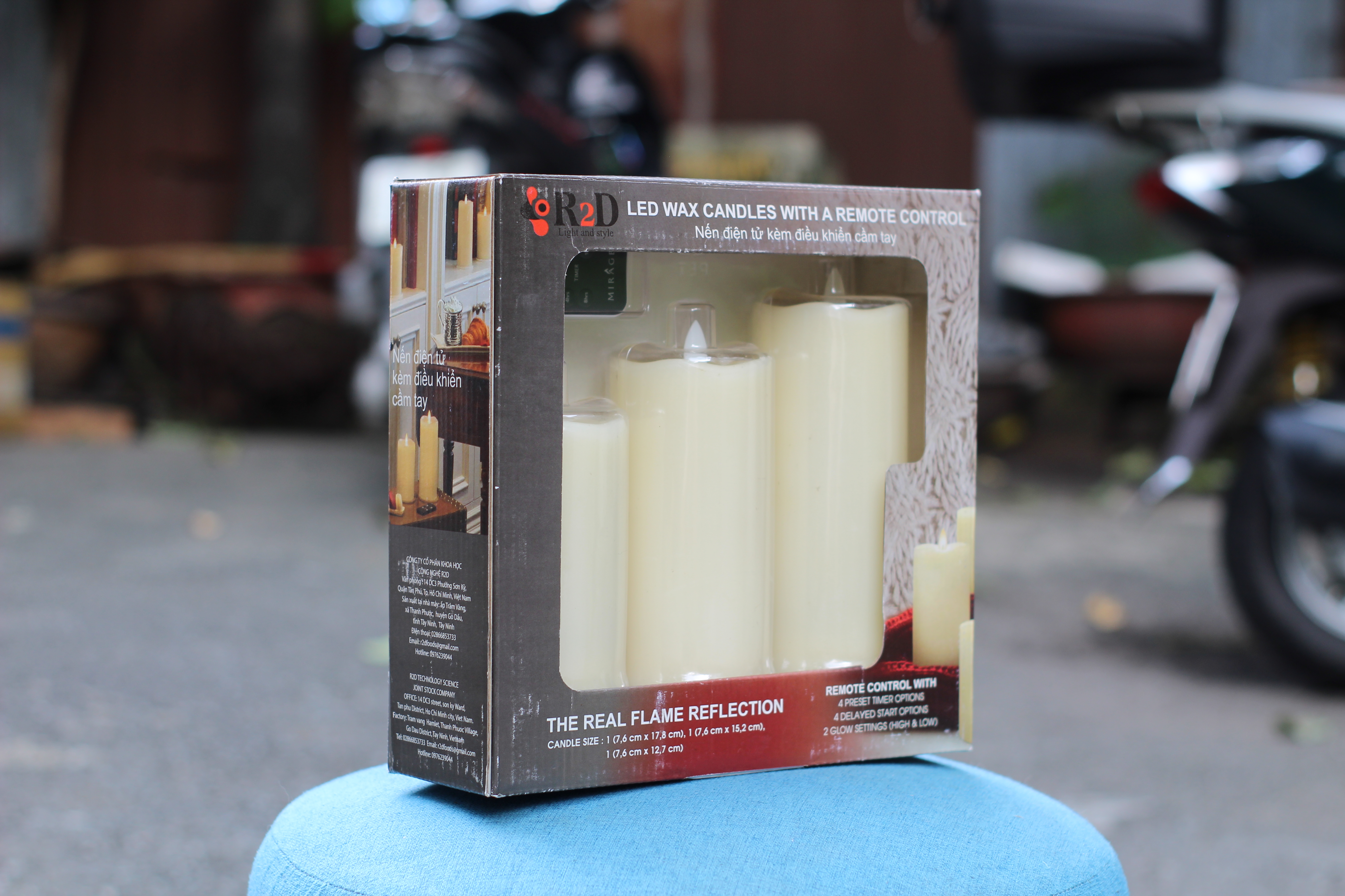 Nến điện tử R2D làm bằng sáp nến thật cao cấp, có remote điều khiển từ xa.