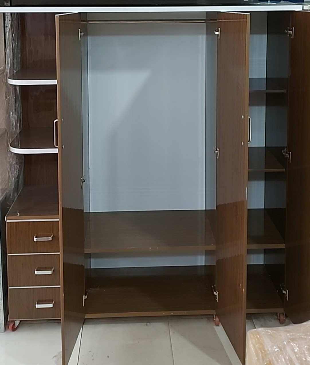 Tủ áo nhựa 3 cánh kèm kệ trang trí chất lượng Juno Sofa 1m6 x 1m8