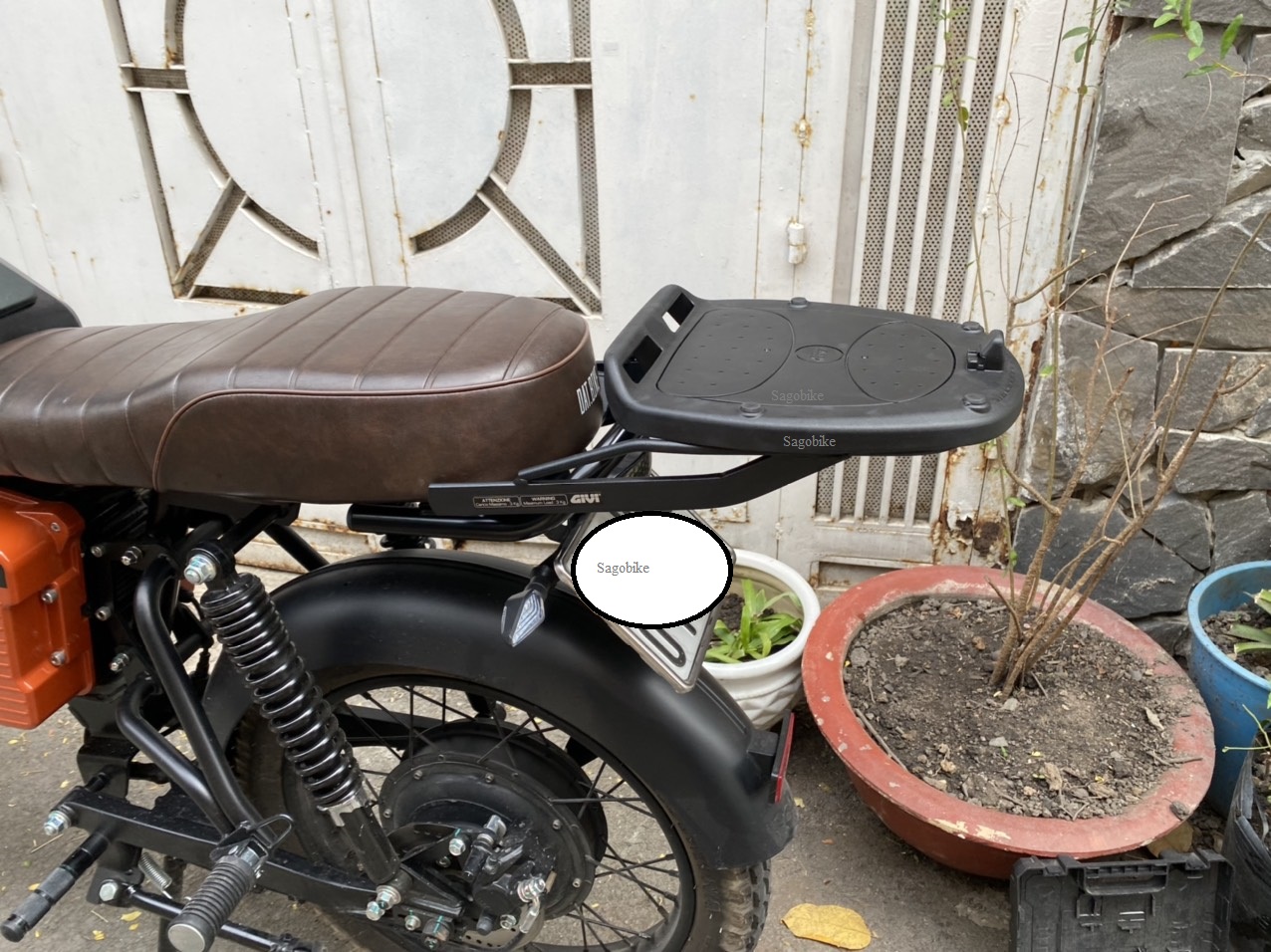 Thùng givi E43NTL_ADV gắn cho xe máy điện Datbike Weaver 200, bộ thùng đã bao gồm baga