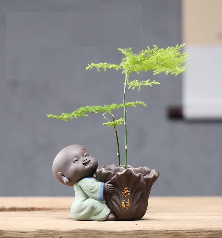 Tượng chú tiểu ôm cải thảo Vạn Sự May Mắn - trồng cây, cắm hoa & trang trí