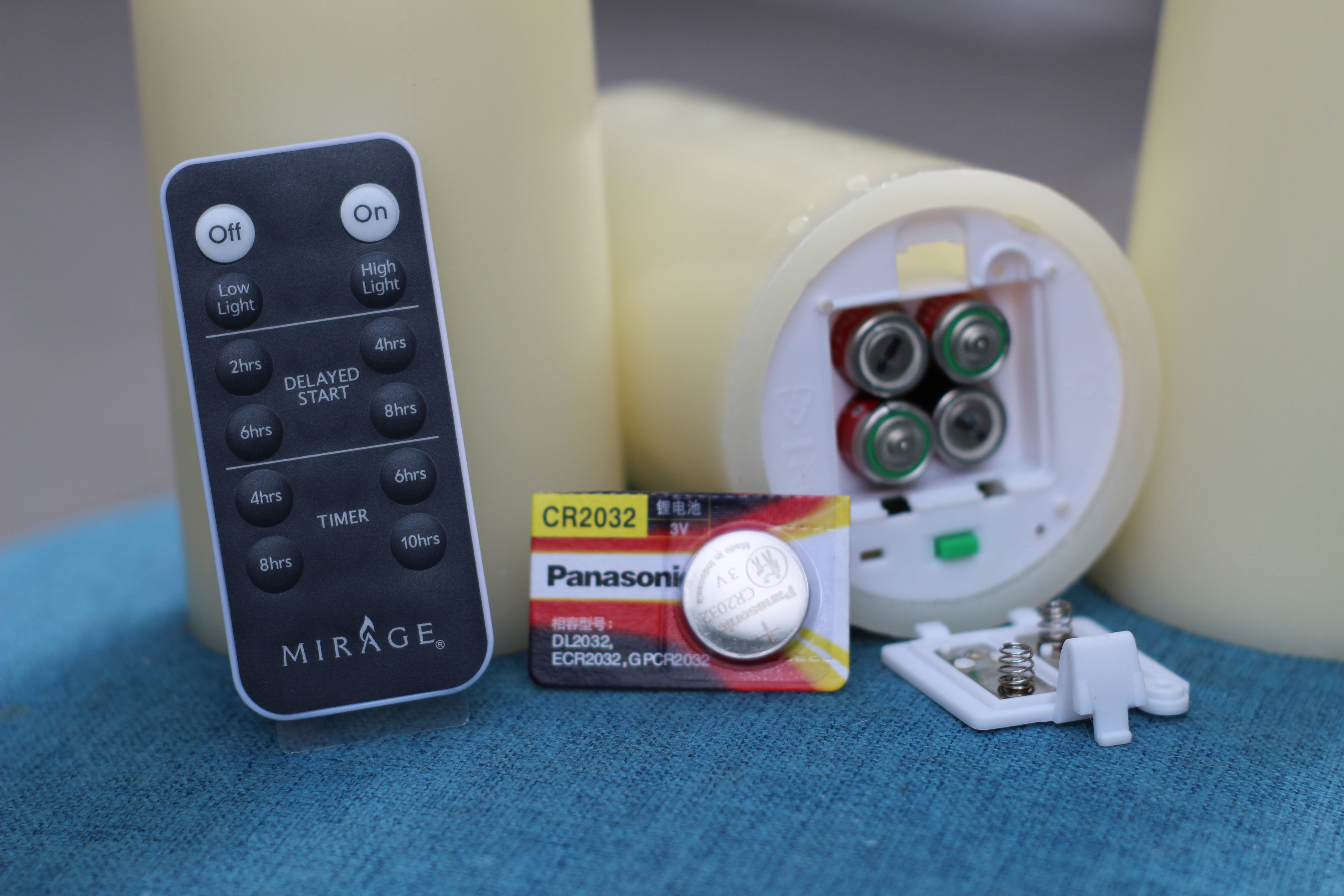 Nến điện tử R2D làm bằng sáp nến thật cao cấp, có remote điều khiển từ xa.