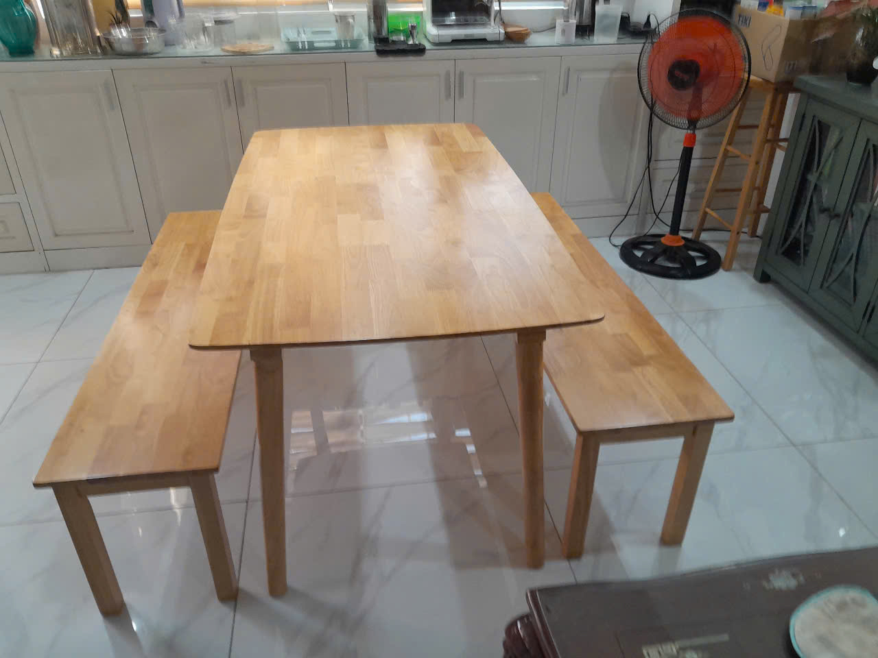 Bộ bàn ăn gỗ cao su Tundo gồm 2 băng và bàn 1m4 giá rẻ, tiện lợi