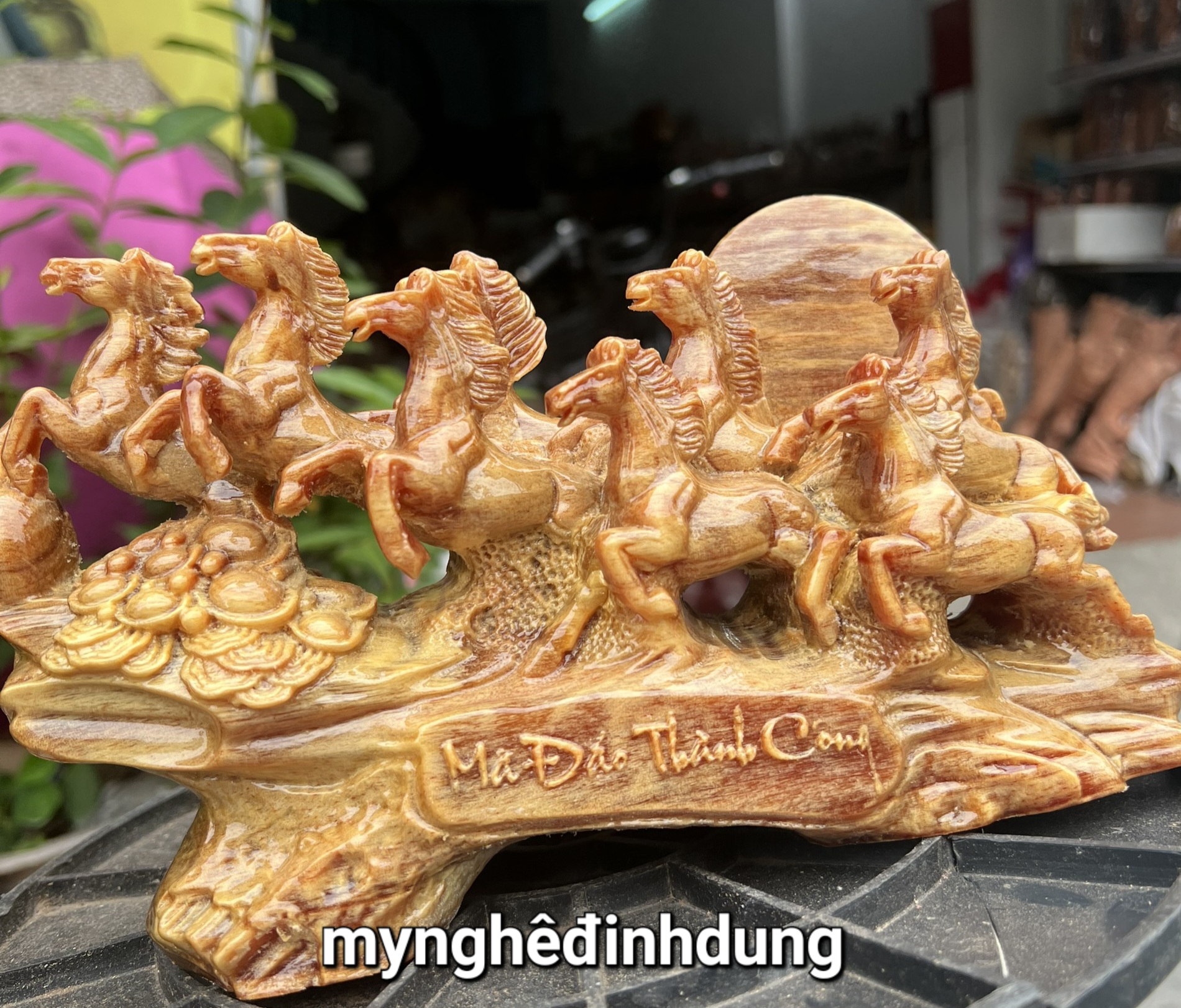 Tượng cầu bát mã đáo thành công phong thủy cầu tài lộc bằng gỗ huyết long kt 25x15x9cm