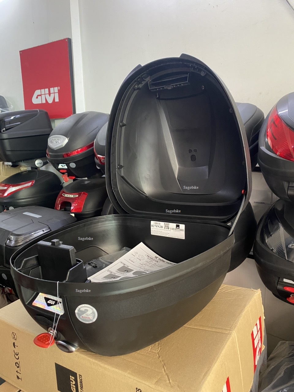 Thùng givi B270N2 dung tích 27 lit, kèm đế và ốc gắn.