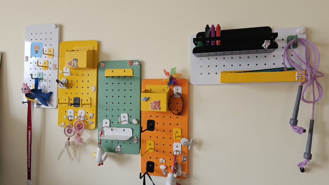Bảng lỗ Pegboard Dola Home nhỏ gọn kim loại cao cấp treo tường treo quần áo, móc khóa, đồ dùng cần thiết