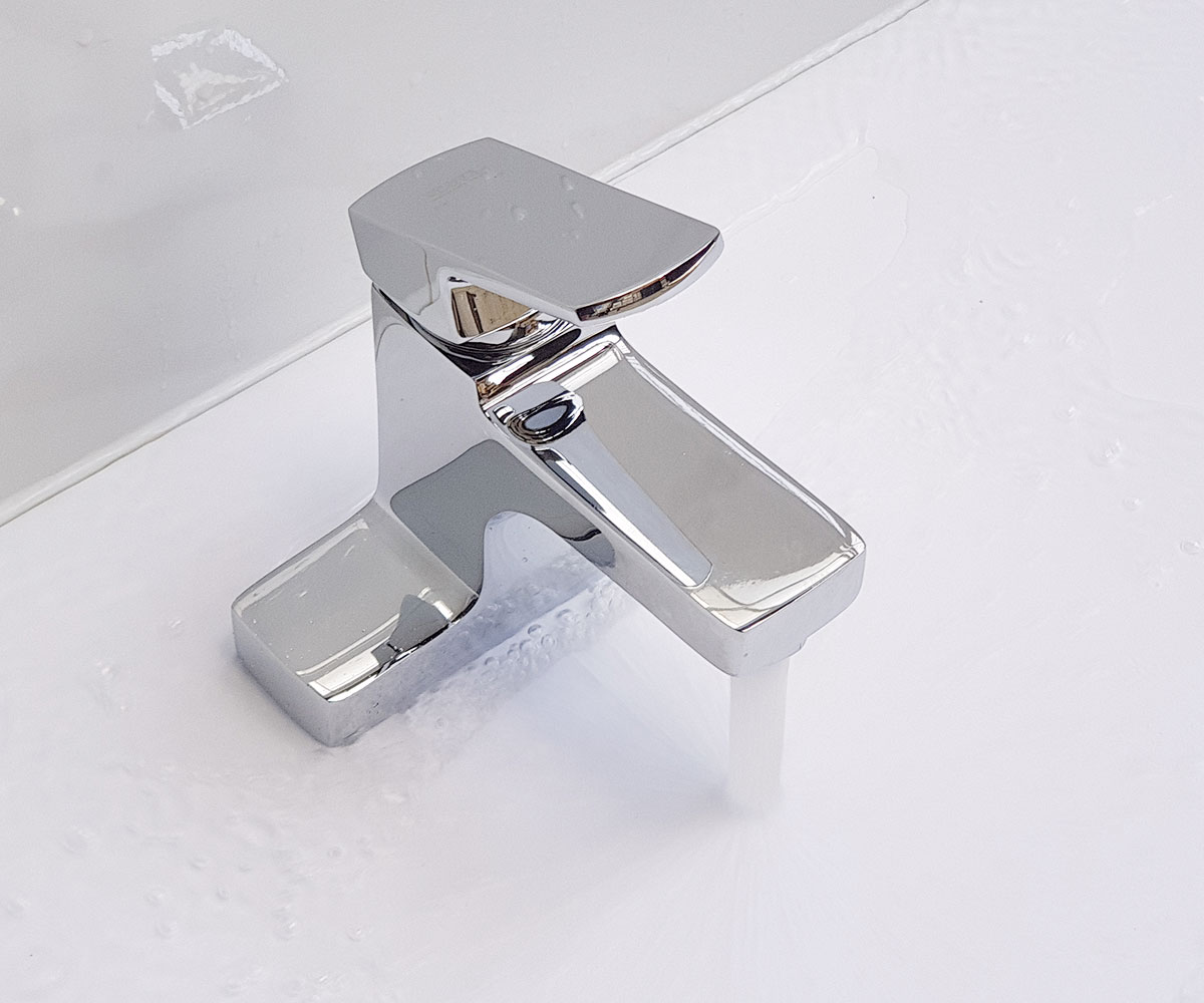 Vòi Lavabo nóng lạnh 2 chân Đồng mạ Chrome Eurolife EL-DAISY 03 (Trắng bạc)