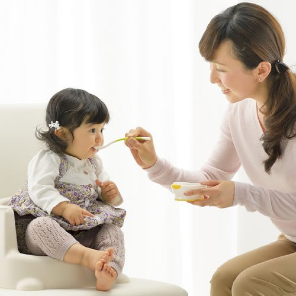 Bộ muỗng mềm và muỗng nhựa ăn dặm TLI Richell Nhật Bản - bước 1 có hộp đựng cho bé ăn tập ăn thô | Baby