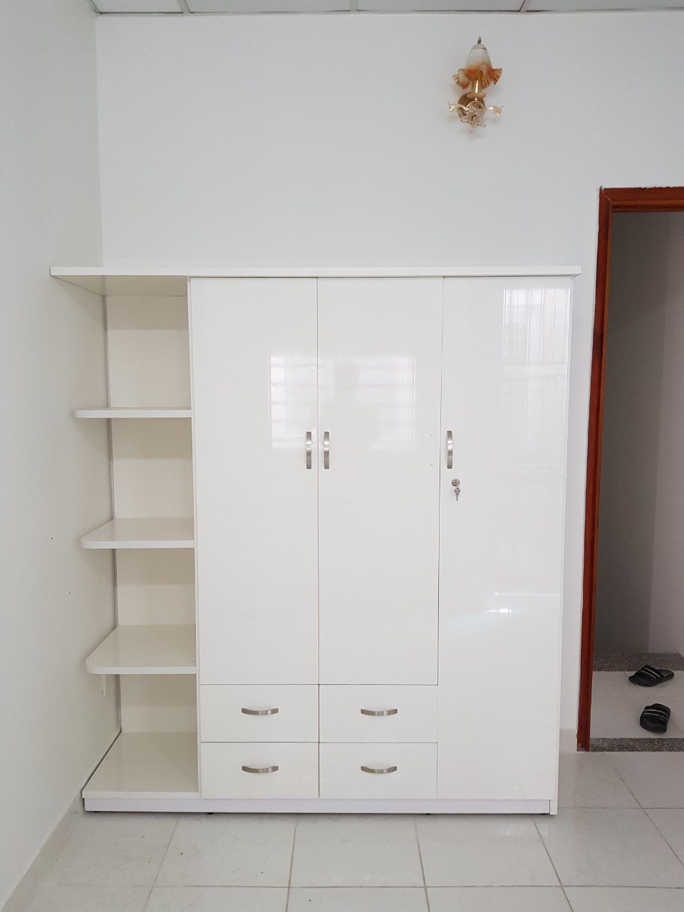 Tủ áo kèm kệ trang trí 1m6 x 1m8 x 0,5 m (trắng)