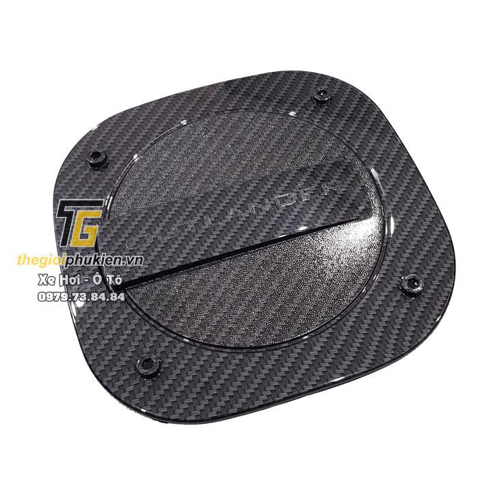 Ốp nắp đậy bình xăng Mitsubishi Outlander vân Carbon