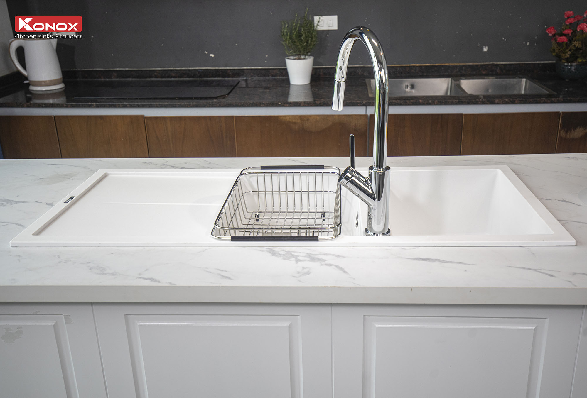 Vòi rửa bát kéo dây Konox, Model Ponte Grey, 4 phiên bản màu, Bề mặt mạ PVD 5 lớp cao cấp, Lõi đồng tiêu chuẩn CW617N, Linh kiện phụ trợ dòng chảy nhập khẩu châu Âu, Bảo hành chính hãng 5 năm, Hàng chính hãng