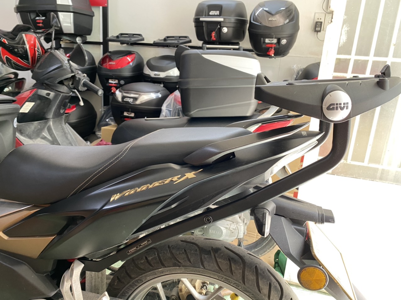 Thùng xe Winner X 2022, thùng givi B42N kèm lưới ràng, nút ràng và baga HRV WinnerX 2022