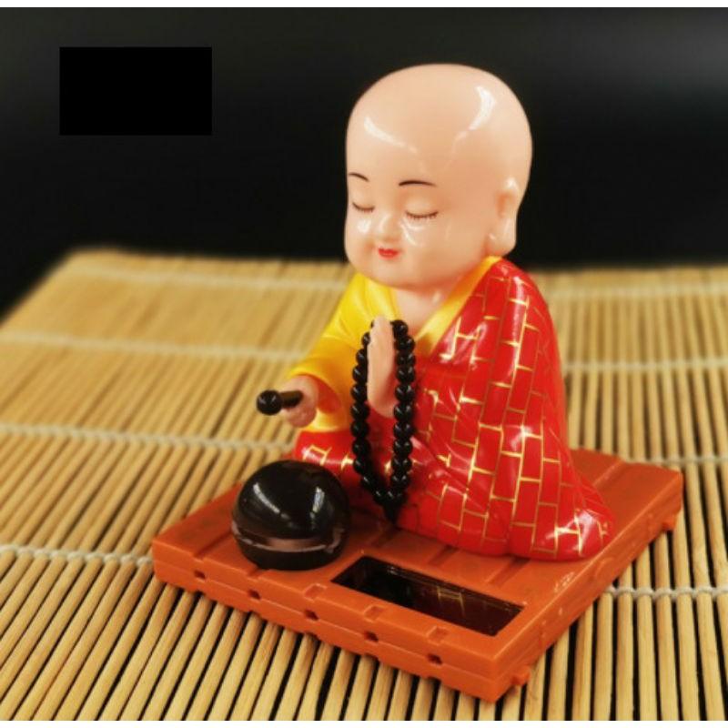 Tượng phật gõ mõ năng lượng mặt trời trang trí taplo xe hơi, phòng làm việc