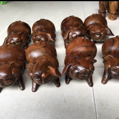 Cặp tượng điêu khắc con heo (lợn ) cầu tài lộc gỗ bách xanh thơm phức kt 20×12×10cm