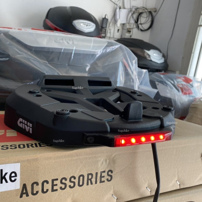 Đế đệm Givi M7MN-S có đèn stop, đệm nhựa thích hợp gắn các loại thùng Givi