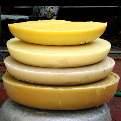 Nến Sáp Ong 26 Giờ Kèm Dĩa Gỗ Dừa 10cm : Khử Mùi Hôi Phòng Kín, Làm Sạch Không Khí, Thơm Nhẹ Mùi Mật Ong - HÀNG CHÍNH HÃNG