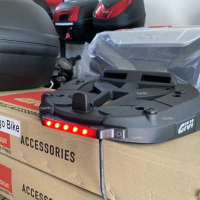 Đế đệm Givi M7MN-S có đèn stop, đệm nhựa thích hợp gắn các loại thùng Givi