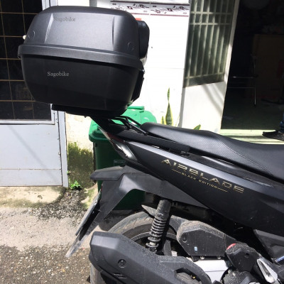 Thùng xe Airblade 125, thùng Givi E43NTL, gối tựa lưng BE3N (V2) và baga givi lắp cho Air Blade 2022