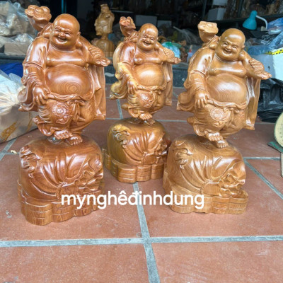 Tượng phật di lặc gánh đào bằng gỗ bách xanh thơm nức cao 45x20x20cm