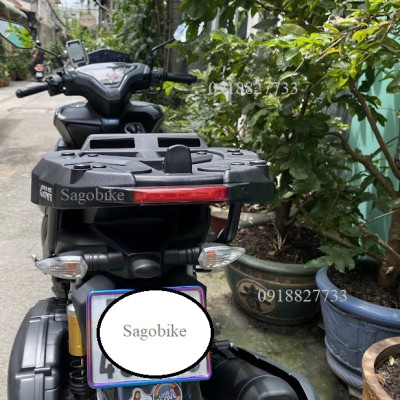 Đế đệm Givi M7MN-S có đèn stop, đệm nhựa thích hợp gắn các loại thùng Givi