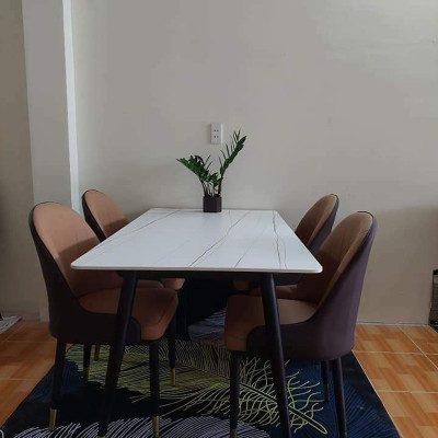 Bàn ăn 1m4 chân bọc đồng, mặt đá Juno Sofa và 4 ghế bọc nệm êm