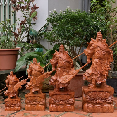 Tượng quan công cầm đao đứng trên gốc cây tùng kt cao 50