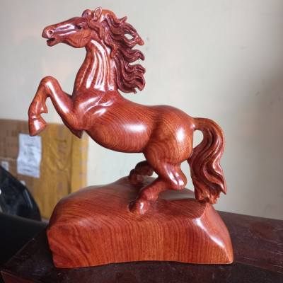 Tượng con ngựa trang trí phong thủy bằng gỗ hương đá kt cao 20×15×8cm