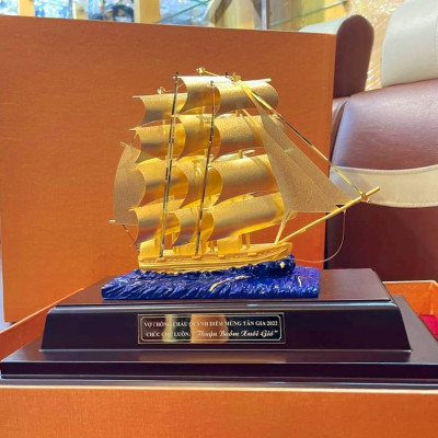 Mô hình thuyền dát vàng 24k MT Gold Art(29x17x34 cm) M01- Hàng chính hãng, quà tặng dành cho sếp, khách hàng, đối tác