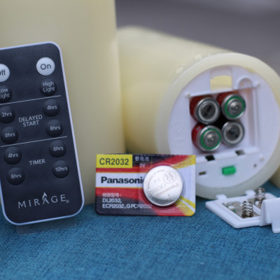 Nến điện tử R2D làm bằng sáp nến thật cao cấp, có remote điều khiển từ xa.