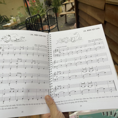 PIANO CHO THIẾU NHI – Tuyển tập 220 tiểu phẩm nổi tiếng (Phần 2) – Lê Dũng biên soạn – Huy Hoàng Bookstore – NXB Dân Trí (Bìa mềm)