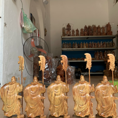 Tượng quan công cầm đao trấn ải bằng gỗ huyết long đẹp long lanh kt cao 20cm