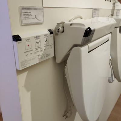 Nắp bồn cầu tự rửa điện tử thông minh điều khiển từ xa xịt rửa, vệ sinh phụ nữ INAX CW-KA22AVN (Hàng chính hãng)