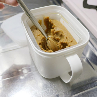 Hộp đựng bảo quản nắp mềm có tay cầm tiện lợi màu trắng ( dung tích 800ML ) - Hàng nội địa Nhật Bản.