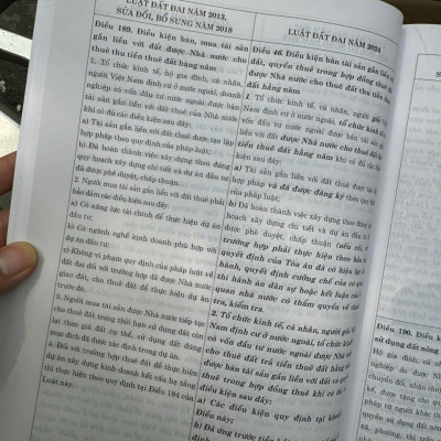 SO SÁNH LUẬT ĐẤT ĐAI 2024 VỚI LUẬT ĐẤT ĐAI NĂM 2013 (Sửa Đổi Bổ Sung Năm 2018) – Nhiều tác giả – NXB Chính trị quốc gia sự thật