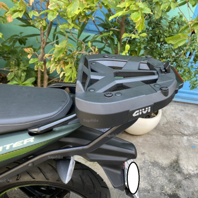 Đế đệm Givi M7MN-S có đèn stop, đệm nhựa thích hợp gắn các loại thùng Givi