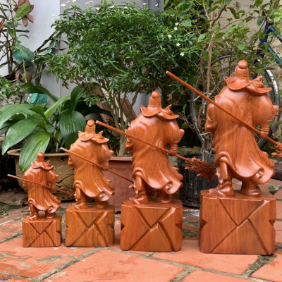 Tượng quan công cầm đao đứng trên gốc cây tùng kt cao 50