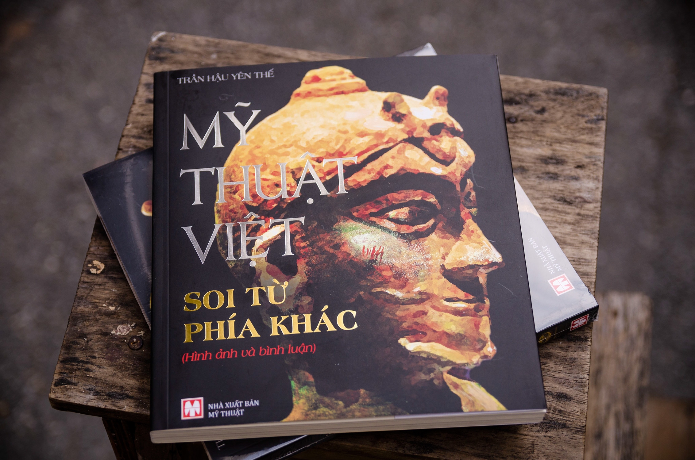 Mỹ Thuật Việt Soi Từ Phía Khác - Hình Ảnh Và Bình Luận (Tác Giả Trần Hậu Yên Thế)
