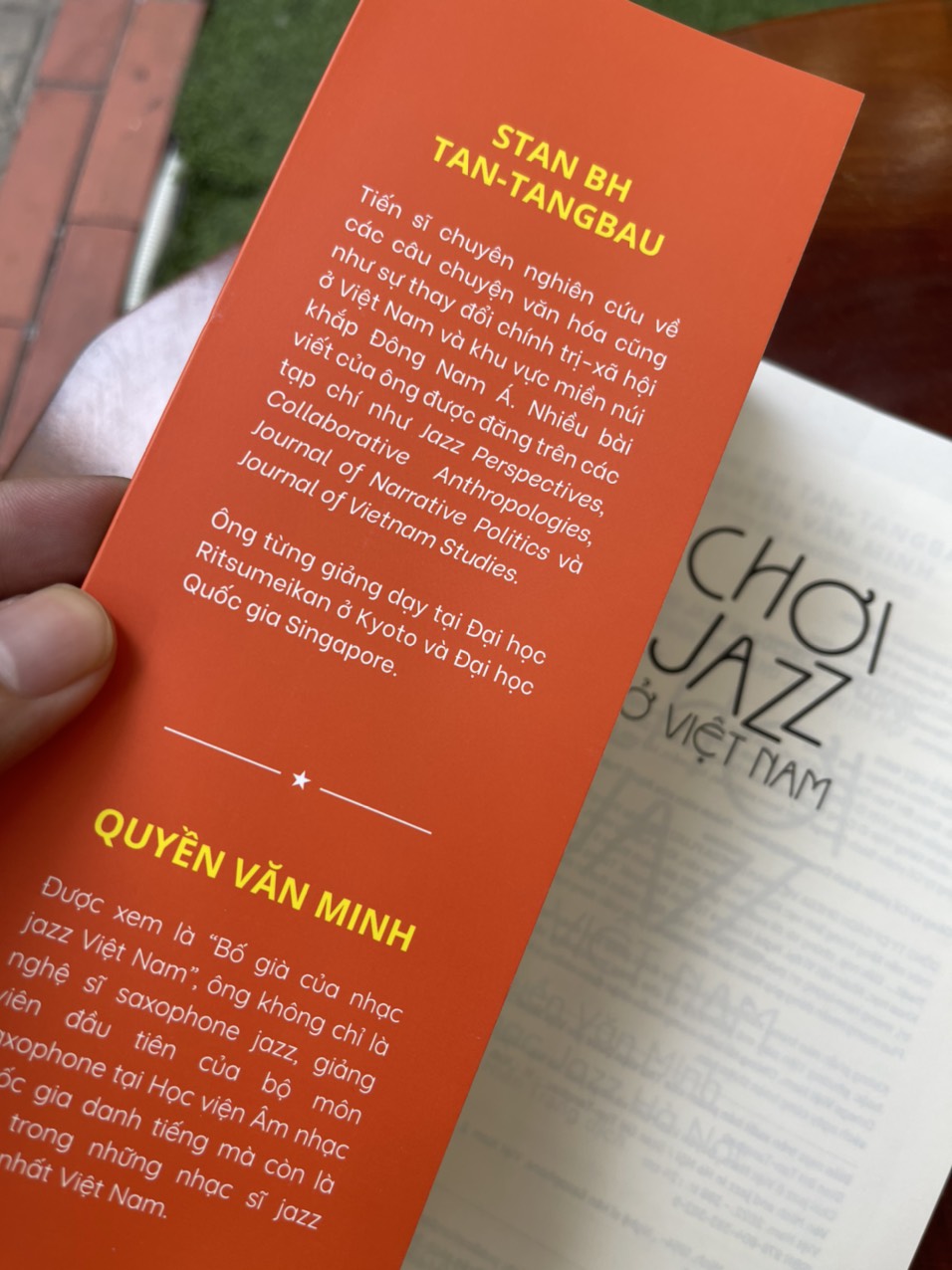 CHƠI JAZZ Ở VIỆT NAM: QUYỀN VĂN MINH VÀ NHẠC JAZZ HÀ NỘI - Stan Bh Tan -Tangbau – Quyền Văn Minh - Hiền Trang dịch – Omegaplus (Bìa mềm)
