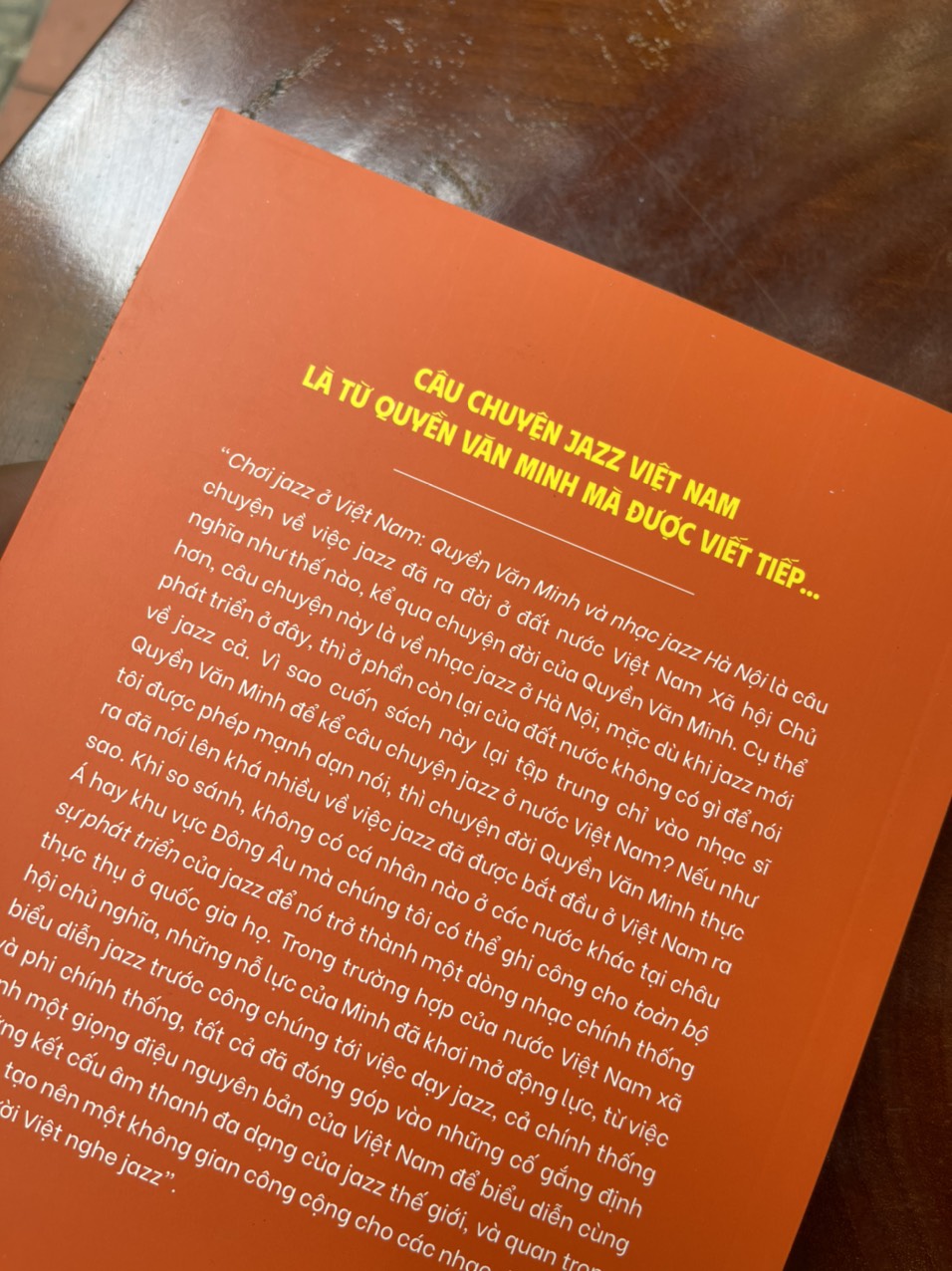 CHƠI JAZZ Ở VIỆT NAM: QUYỀN VĂN MINH VÀ NHẠC JAZZ HÀ NỘI - Stan Bh Tan -Tangbau – Quyền Văn Minh - Hiền Trang dịch – Omegaplus (Bìa mềm)