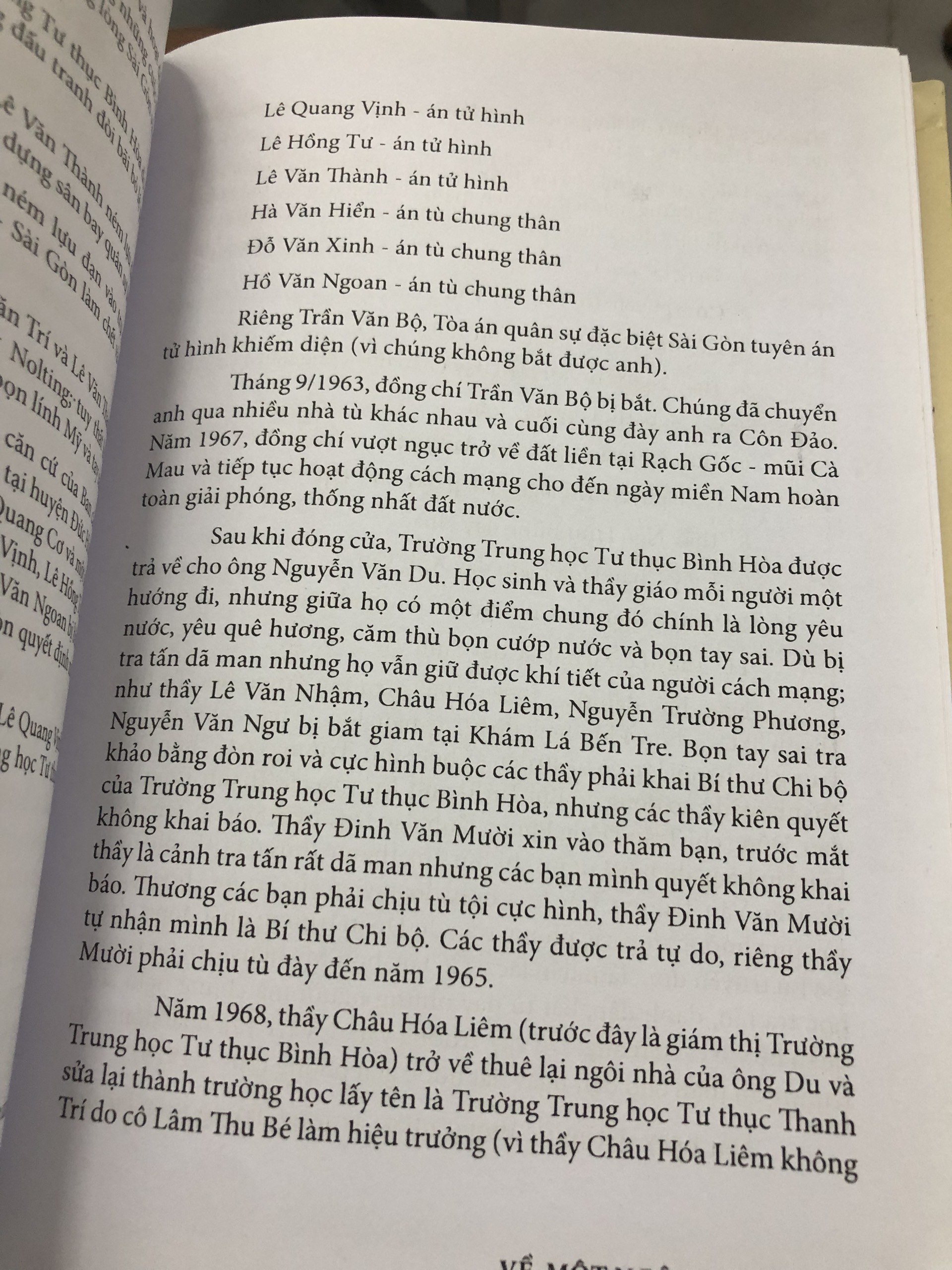 Về Một Ngôi Trường - Kỷ Yếu Trường Trung Học Tư Thục Bình Hoà
