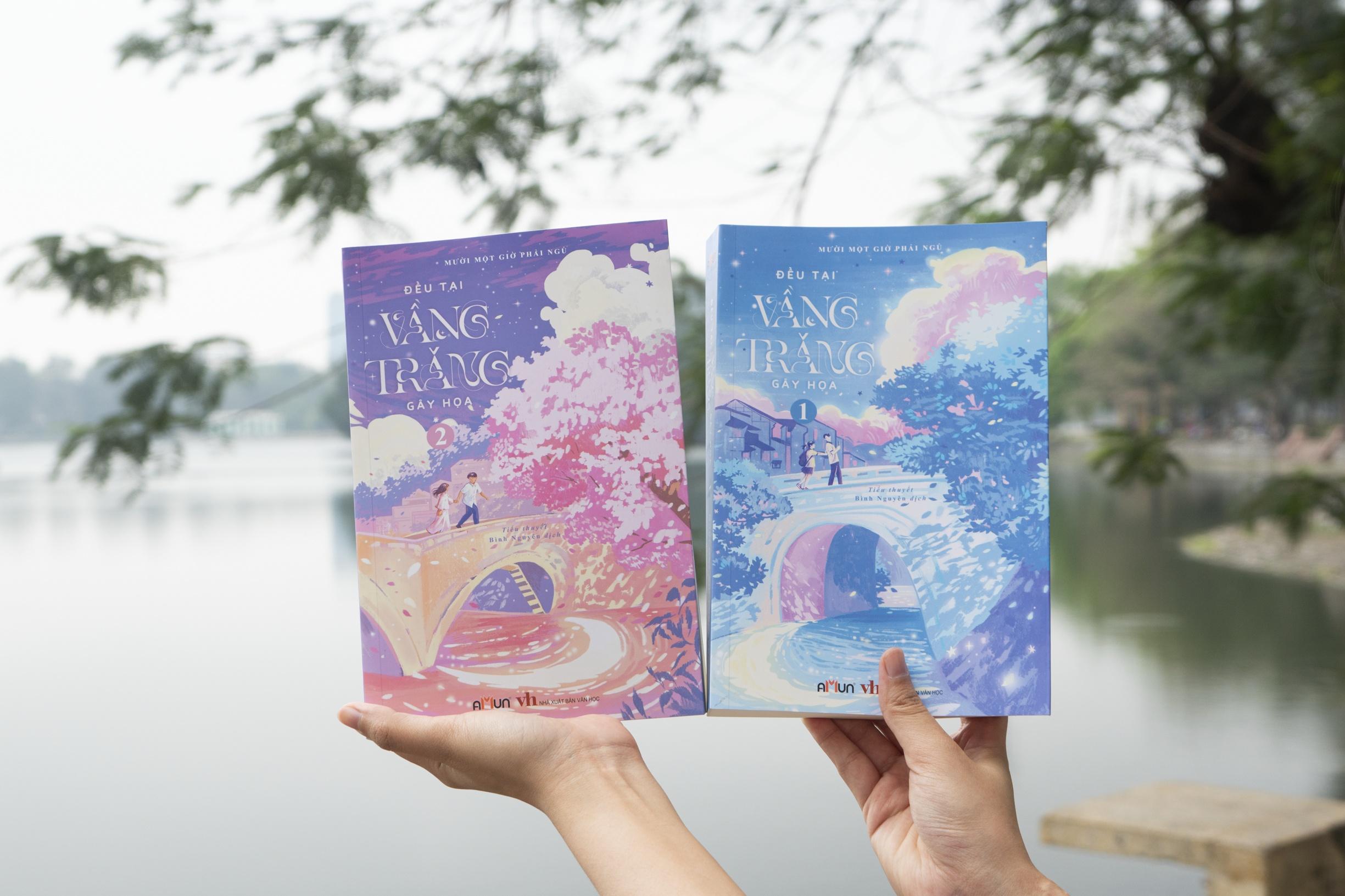 Sách - Bộ Sách Đều Tại Vầng Trăng Gây Họa - Tập 1+2 (Bộ 2 Tập) - Bản Đặc Biệt - Tặng Kèm 2 Bookmark Bồi Cứng + 1 Poscard Có Chữ Ký Tác Giả + 1 Poscard Gấp Xé + 2 Thẻ Card