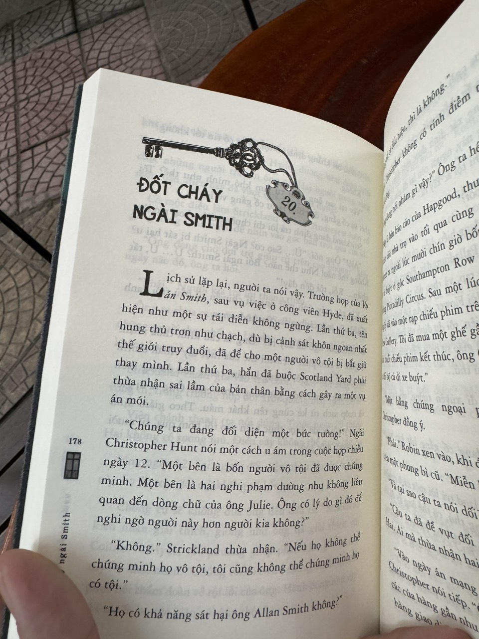(Bìa mềm) ( tặng kèm Bookmark bồi bế) KẺ SÁT NHÂN Ở SỐ NHÀ 21– Stanislas-André Steeman – Đinh Diệu Anh dịch - NXB Dân Trí – VIVABOOKS