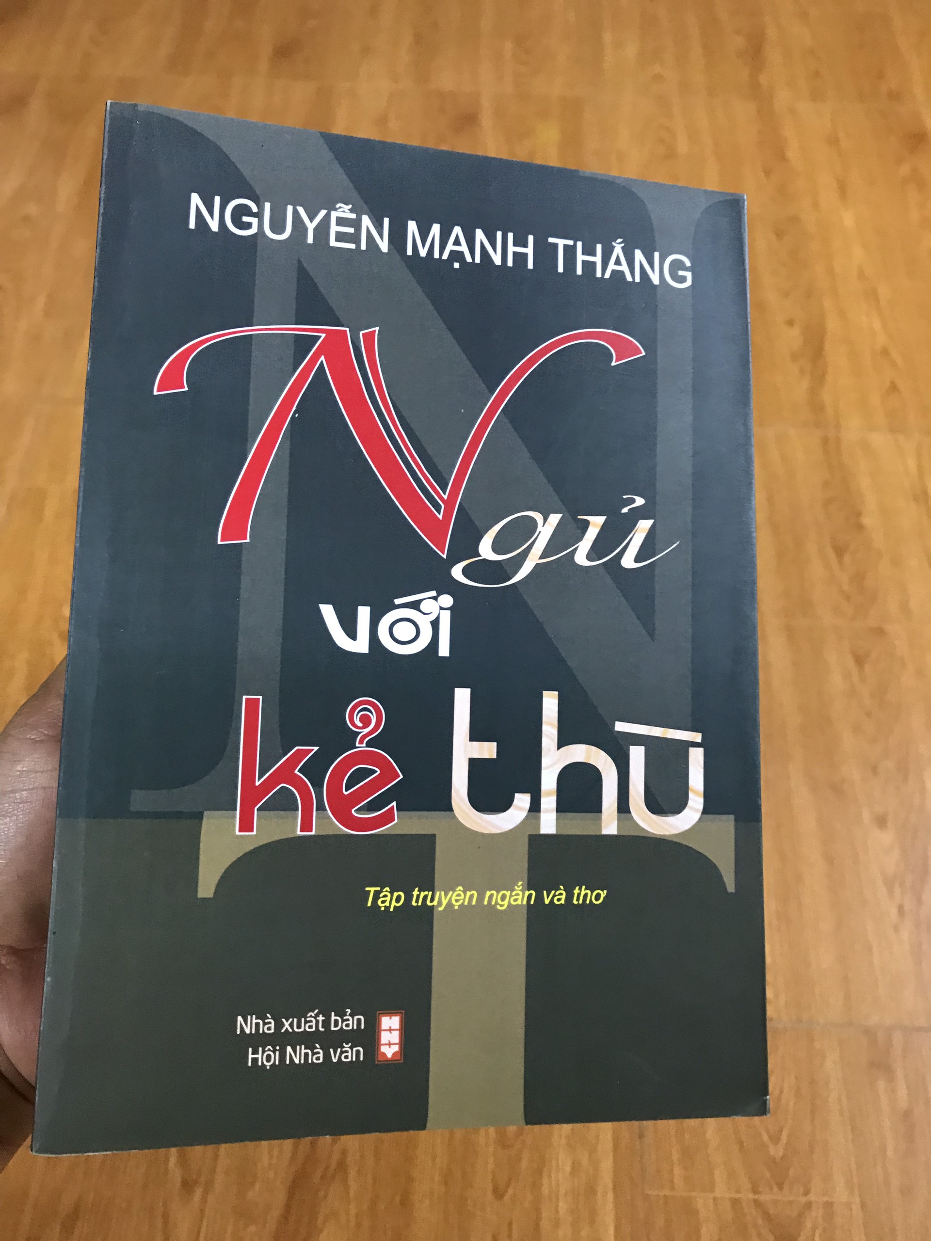 Ngủ với kẻ thù (truyện ngắn và thơ)