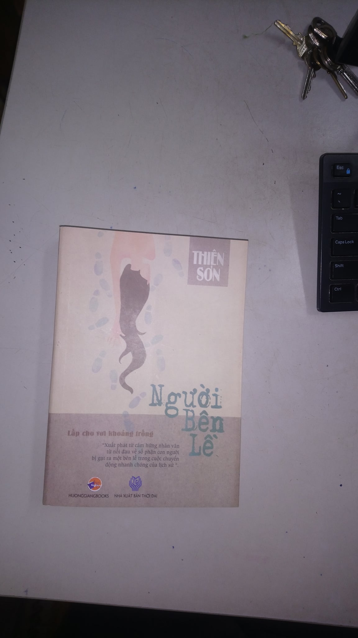 Sách Người Bên Lề