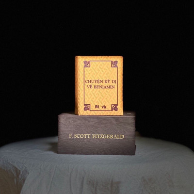 (Bản vi quyền in 100 cuốn bản kèm hộp meca cứng trong 3 mặt và bộ 3 postcard màu) CHUYỆN KỲ DỊ VỀ BENJAMIN – F. Scott Fitzgerald – Nguyễn Việt Hải dịch - Phúc Minh Books