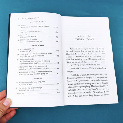 Trạm Đọc Official |  Hùng Biện Kiểu Ted 1: TED TALKS: Bí quyết diễn thuyết trước đám đông "chuẩn" TED