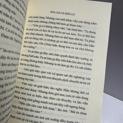 ÔNG GIÀ VÀ BIỂN CẢ - Ernest Hemingway - Hiền Trang dịch - Nhã Nam - Nhà xuất bản Văn Học.