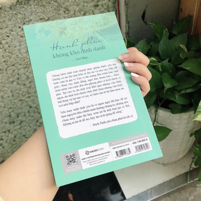 Hạnh phúc không khó định danh - Tác giả Cá Chép - Hãy giữ một tinh thần vui vẻ, chấp nhận những điều không như ý hay rủi ro, và quan trọng là đừng hối tiếc.